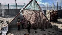 خيمة نزوح ملاصقة للحدود المصرية (عبد زقوت/الأناضول)