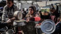فلسطينيون في غزة وحصص غذائية (عبد زقوت/ الأناضول)