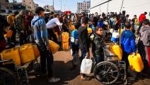 فلسطينيون ينتظرون دورهم لتعبئة مياه في رفح (إكس)