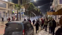 جنين: الأمن الفلسطيني استخدم قنابل الغاز لتفريق مسيرة مناصرة لغزة (تويتر)