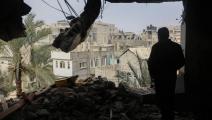 فلسطيني في بيته الذي دمّره القصف الإسرائيلي على رفح، 10 شباط فبراير 2024 (Getty)