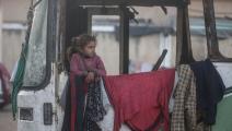 طفلة فلسطينية في حافلة مهجورة بدير البلح