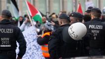 الشرطة الألمانية تقف بوجه متظاهرين مؤيّدين للحق الفلسطيني، دوسلدورف، 30 كانون الأول/ ديسمبر 2023 (Getty)