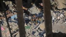 فلسطينيون وسط الدمار في رفح (أحمد حسب الله/ Getty)
