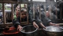 فلسطينيون في غزة ينتظرون وجبة طعام (محمد عابد/ فرانس برس)