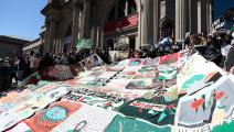 متظاهرون مؤيدون لفلسطين أمام "متحف متروبوليتان" بنيويورك أول أمس (Getty)