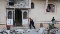 آثار غارة إسرائيلية على خانيونس، الجمعة (أحمد زقوت/رويترز)