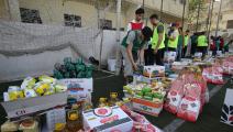 متطوعون جزائريون يجهزون السلال الرمضانية لتوزيعها (Getty)