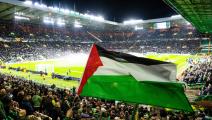 جماهير فريق إسرائيلي تعتدي على مشجع رفع علم فلسطين في اليونان