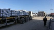شاحنة مساعدات إلى غزة متوقفة عند معبر كرم أبو سالم (عبد الرحيم الخطيب/ الأناضول)