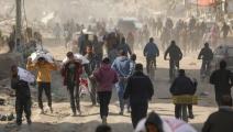 فلسطينيون في شمال غزة وأكياس طحين وسط الدمار (فرانس برس)