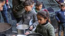 أطفال فلسطينيون في شمال غزة ينتظرون حصة الطعام (داود أبو الكاس/ الأناضول)