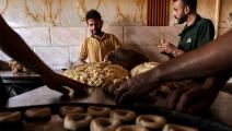 إصرار على استقبال العيد من خلال إعداد الكعك (محمد عابد/ فرانس برس) 