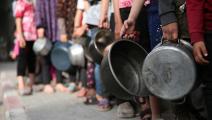 فلسطينيون ينتظرون وجبات طعام في مدينة غزة في 5 إبريل 2024 (عمر القطّاع/ الأناضول)