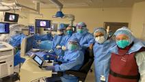 روبوت يشارك بجراحة لمصاب بكورونا (مؤسسة حمد الطبية)