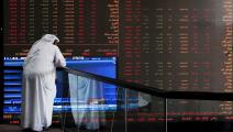 مواطن كويتي يراقب أسعار الأسهم في البورصة الكويتية (Getty)