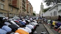 مسجد في باريس لا يتسع للمصلين(زكريا عبد الكافي/فرانس برس)