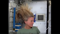 كيف يغسل رواد الفضاء شعرهم؟