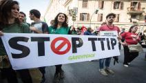 مظاهرات أوروبية ضد اتفاقية التجارة التي سيلغيها ترامب (Getty)