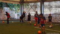 فتيات فلسطينيات يلعبن كرة القدم بلبنان 1 - مجتمع