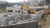 جرافات الاحتلال تهدم مبنى في مخيم شعفاط (فيسبوك)