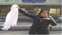 ناشطة إيرانية تنزع حجابها في الشارع(تويتر)