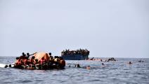 محاولات إنقاذ مهاجرين قبالة سواحل ليبيا (أريس ميسيني/فرانس برس)