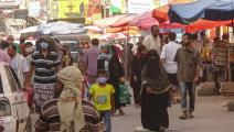 يمنيون يضعون الكمامات في أحد أسواق عدن (Getty)