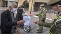 الشرطة المغربية تراقب تطبيق حالة الطوارئ الصحة (Getty)