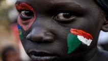 فتاة سودانية مشاركة في الثورة