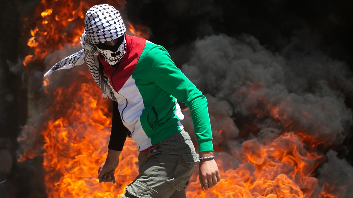فلسطيني أثناء مواجهات مع الاحتلال في الضفة (جعفر اشتية/فرانس برس)