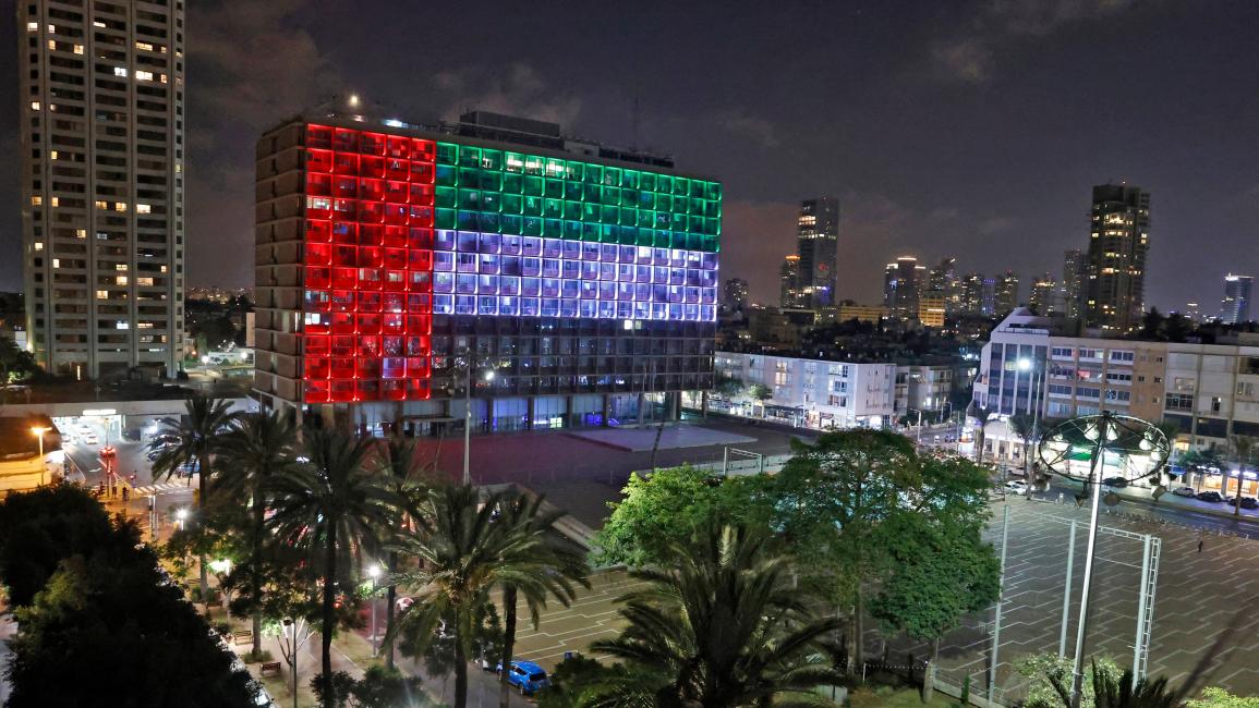 علم الإمارات على مبنى بلدية تل أبيب-جاك غويز/فرانس برس