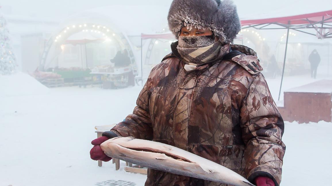 تبيع السمك في وسط السوق (يفجيني سوفورنييف/تاس)