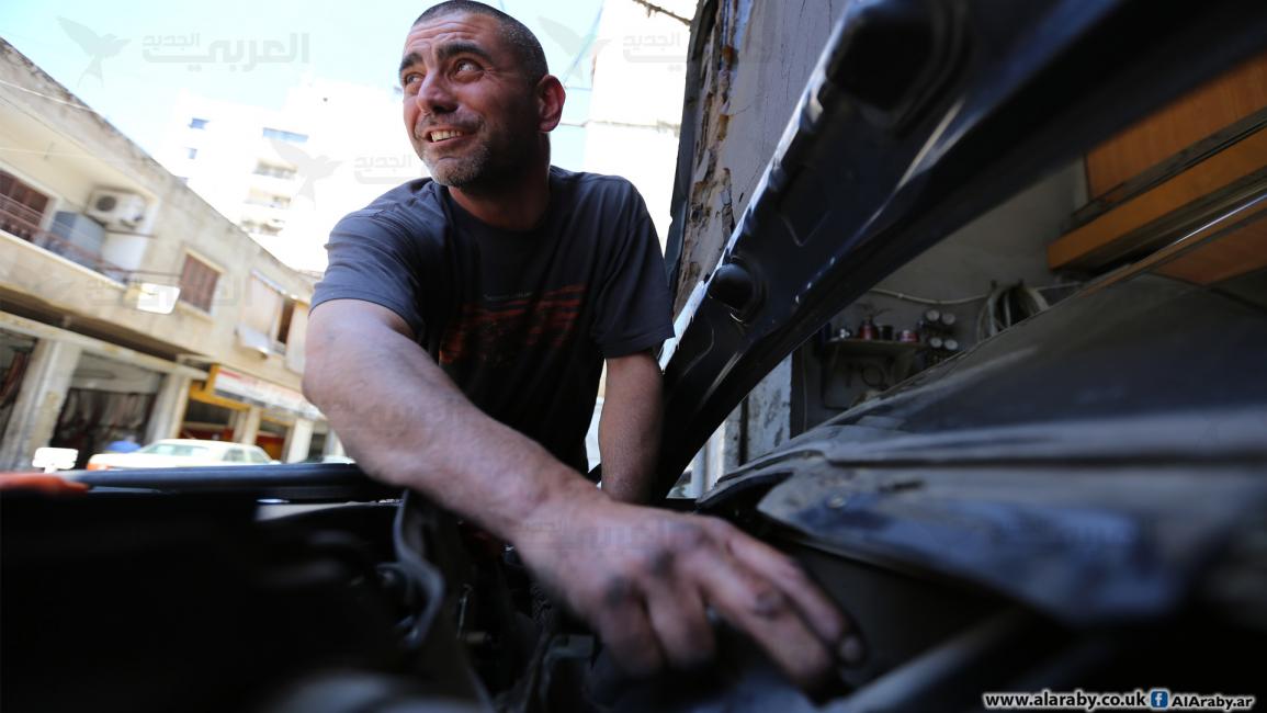 يتجنب المواطنون قدر الإمكان تغيير قطع سيارات حالياً (حسين بيضون/العربي الجديد)