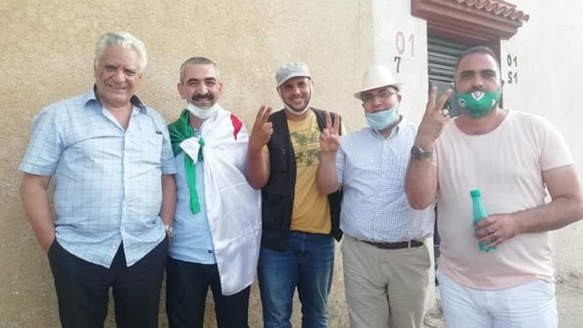 الناشط سمير بلعربي يرتدي العلم الوطني رفقة ناشطين وحقوقيين بعد خروجه من السجن