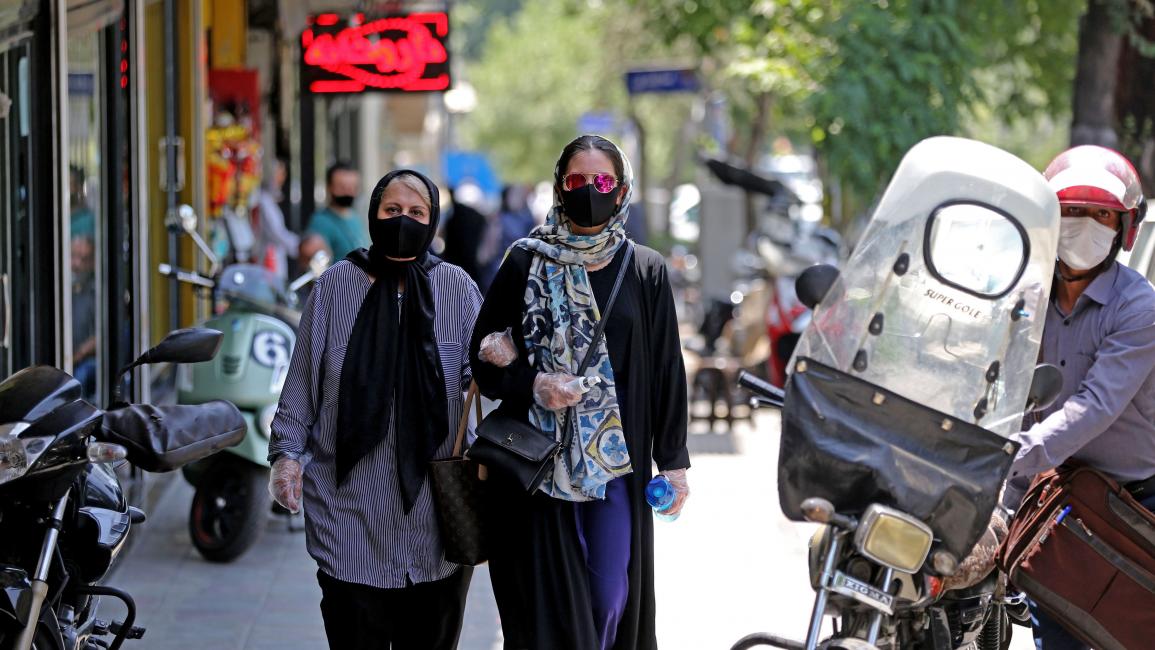 إيرانيون وكمامات وسط كورونا في إيران (عطا كناري/ فرانس برس) 