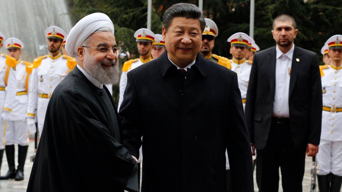 الرئيسان الصيني شي جين بينغ والإيراني حسن روحاني في طهران عام 2016 
