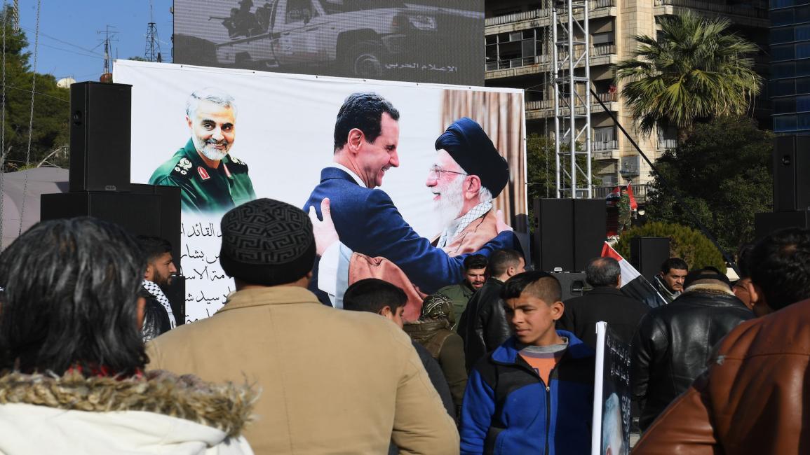 ملصق يضم بشار الأسد ومرشد الثورة الإيرانية على خامنئي وقاسم سليماني في ساحة سعد الله الجابري في حلب في 7/1/2020 (فرانس برس)