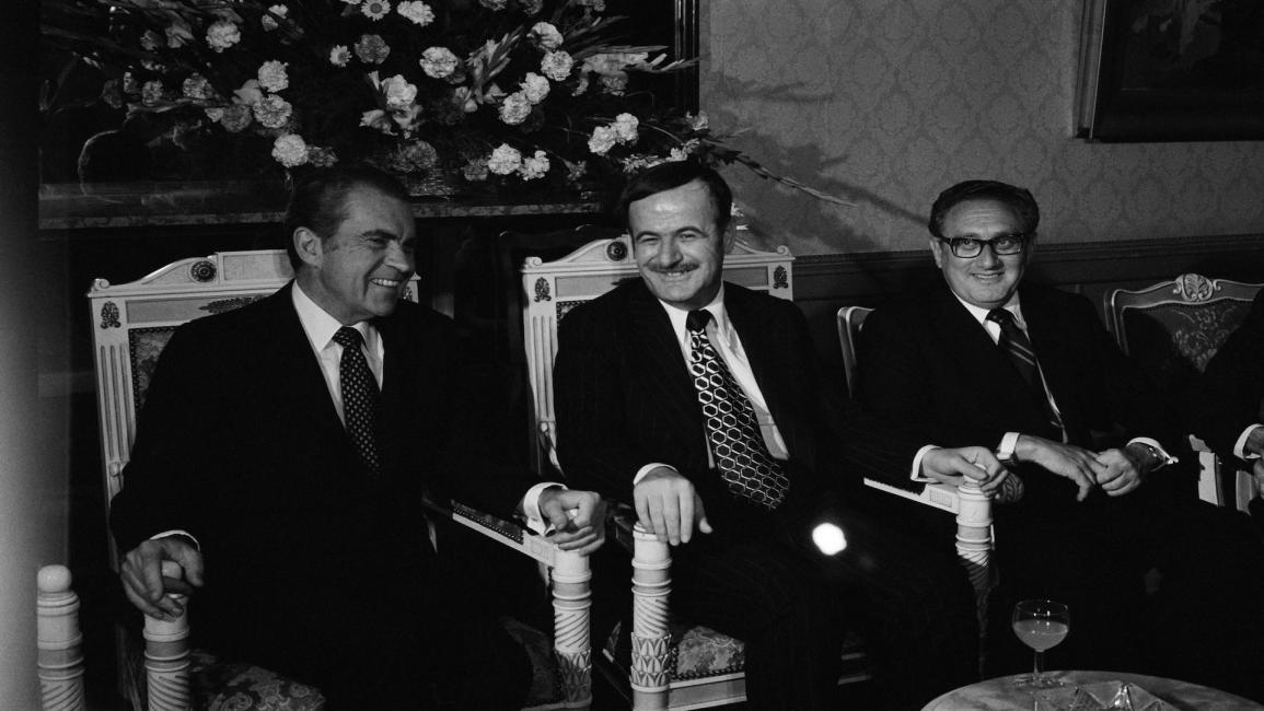 الرئيس السوري الراحل حافظ الأسد بين الرئيس الأميركي ربتشارد نيكسون وهنري كيسنجر في دمشق (16/6/1974/Getty)