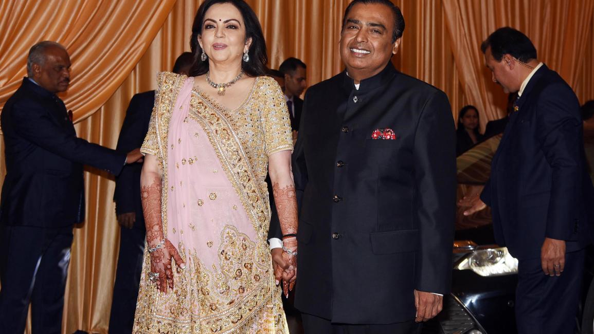 موكيش أمباني أغنى رجل في الهند مع زوجته