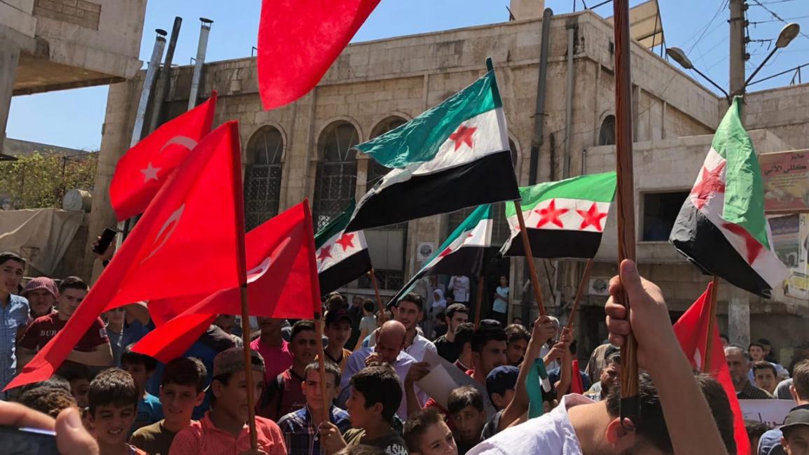 مظاهرة في إدلب للمطالبة بعودة المهجرين (تويتر)