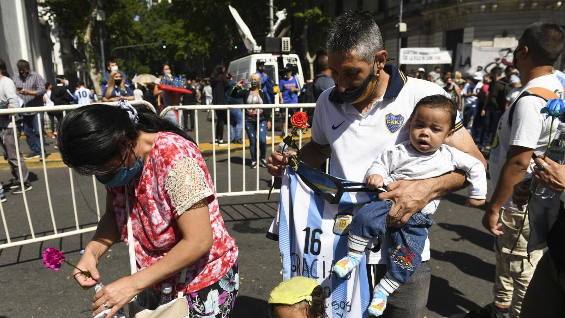 BUENOS AIRES, ARGENTINA - NOVEMBER 26: Fans mourn in the queue line to pay tribute to Diego Maradona on November 26, 2020 in Buenos Aires, Argentina. Maradona died of a heart attack at his home on Thursday 25 aged 60 . He is considered among the best footballers in history and lead his national team to the World Cup in 1986. President of Argentina Alberto Fernandez declared three days of national mourning. (Photo by Rodrigo Valle/Getty Images)