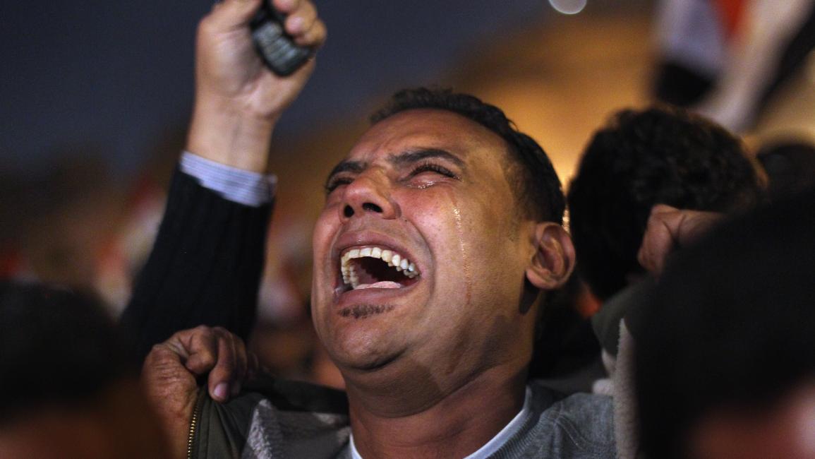 متظاهر مصري يبكي فرحا لحظة تنحي مبارك