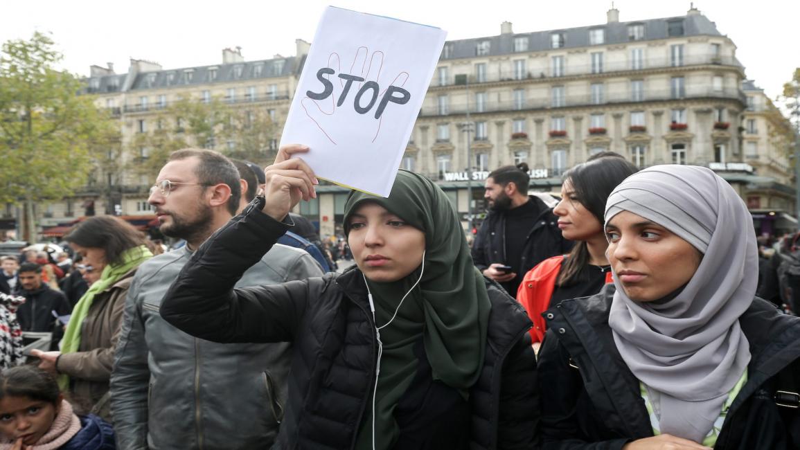 نساء يتظاهرن ضد الإسلاموفوبيا