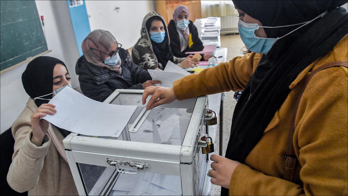 في مركز اقتراع بالعاصمة الجزائر (رياض كرامدي/فرانس برس)