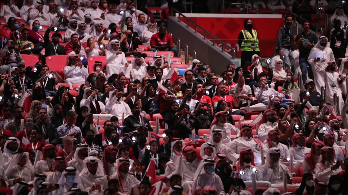 تابعت الجماهير باهتمام فعاليات افتتاح بطولة كأس العرب (حسين بيضون/العربي الجديد)