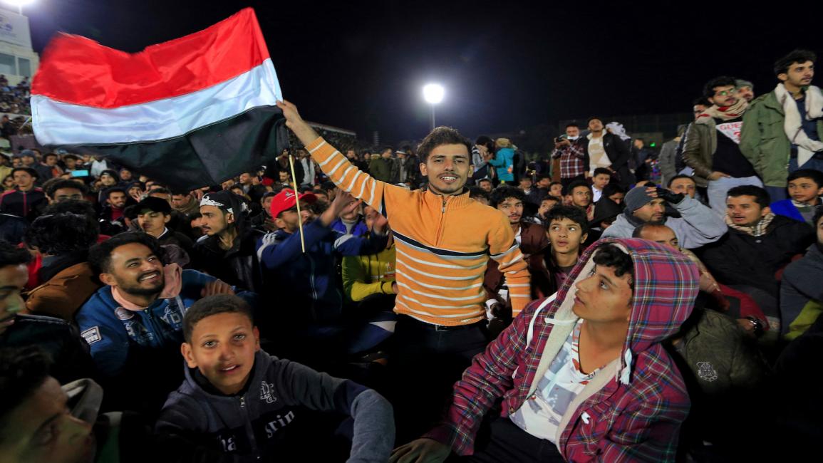 جمهور يمني يحتفل بفوز بلاده ببطولة غرب آسيا للناشئين في صنعاء (13/12/2021/فرانس برس)