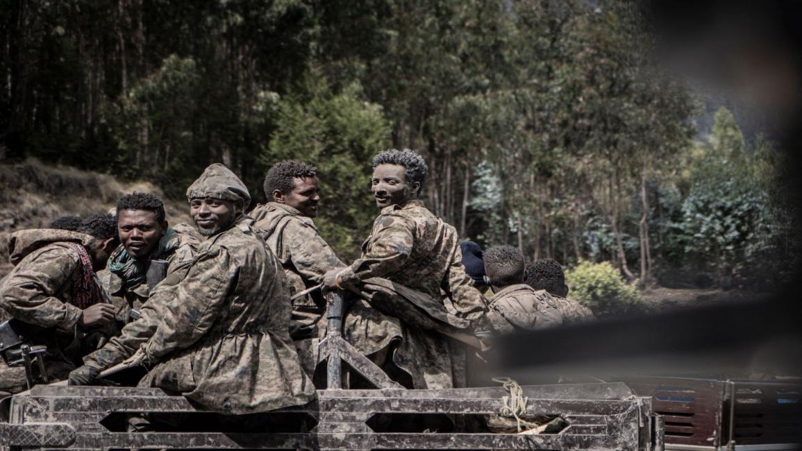 أفراد من قوة الدفاع الوطني الإثيوبية في بلدة شيوا روبت الإثيوبية (5/12/2021/ فرانس برس)