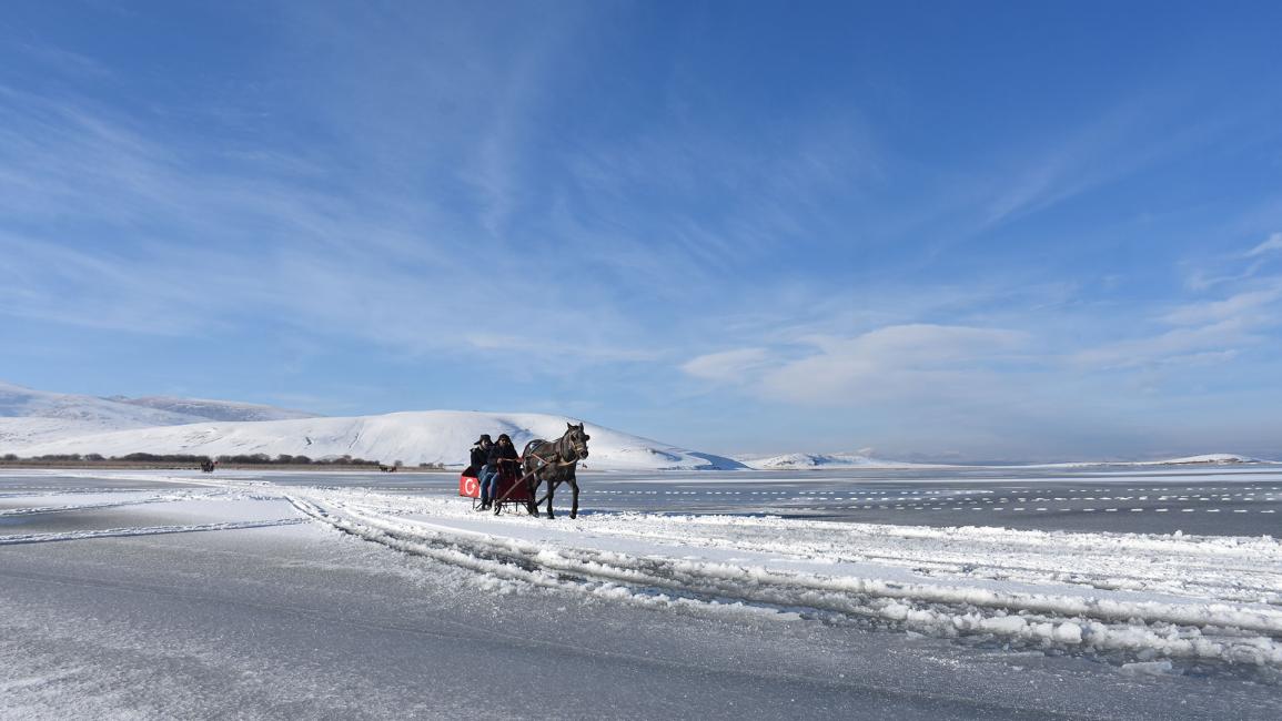 ركوب الزلاجات التي تجرها الخيول فوق سطح بحيرة جيلدير (Cüneyt Çelik/الأناضول)