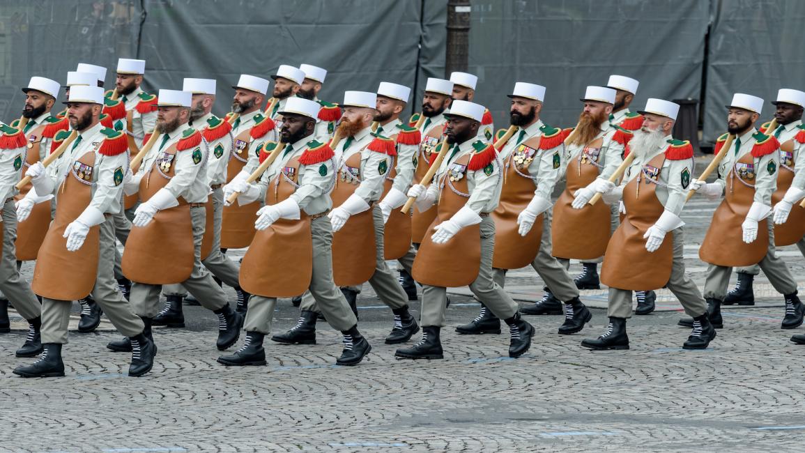 جنود فرنسيون خلال عرض عسكري في شارع الشانزيليزية في باريس (14/7/2021/ Getty)